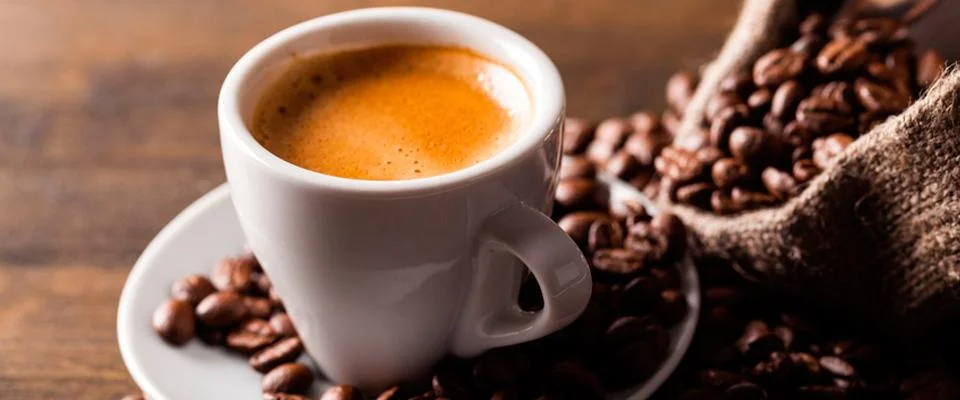 imagen para cabecera de una taza de café realizada por un barista