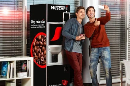 chicos en máquina vending