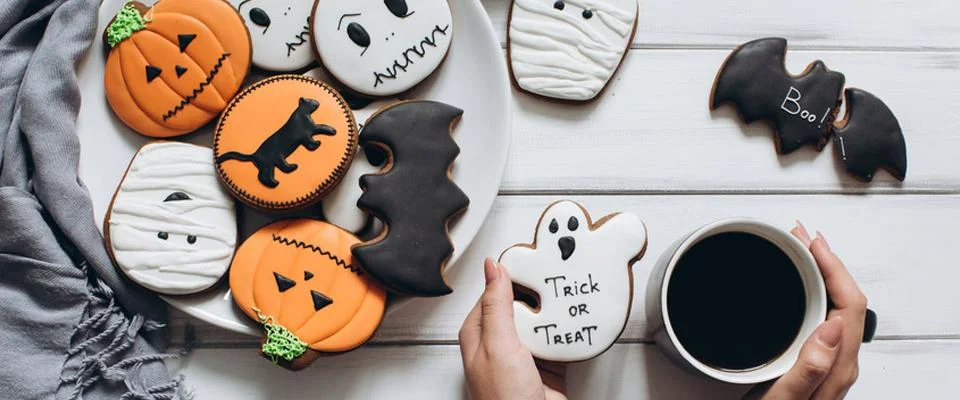 decoración halloween para bares con galletas y café cabecera