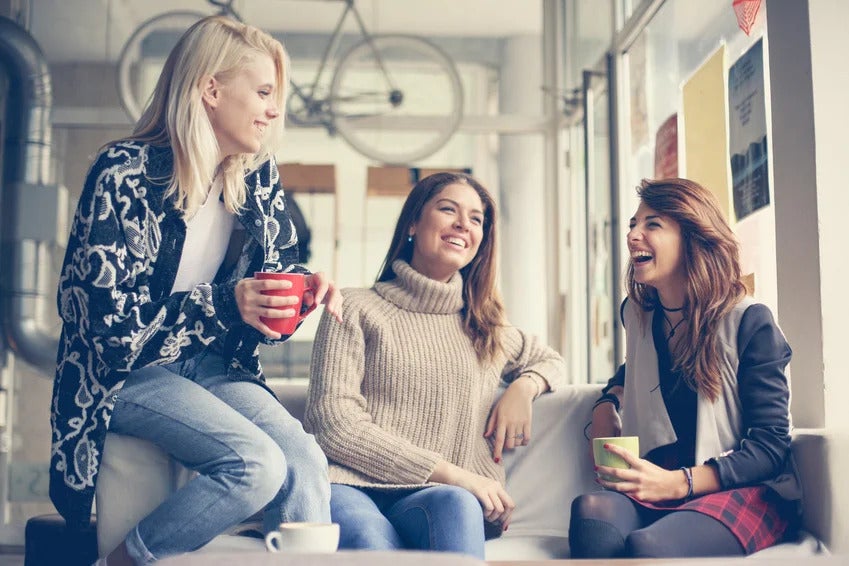 amigos tomando café en una cafetería