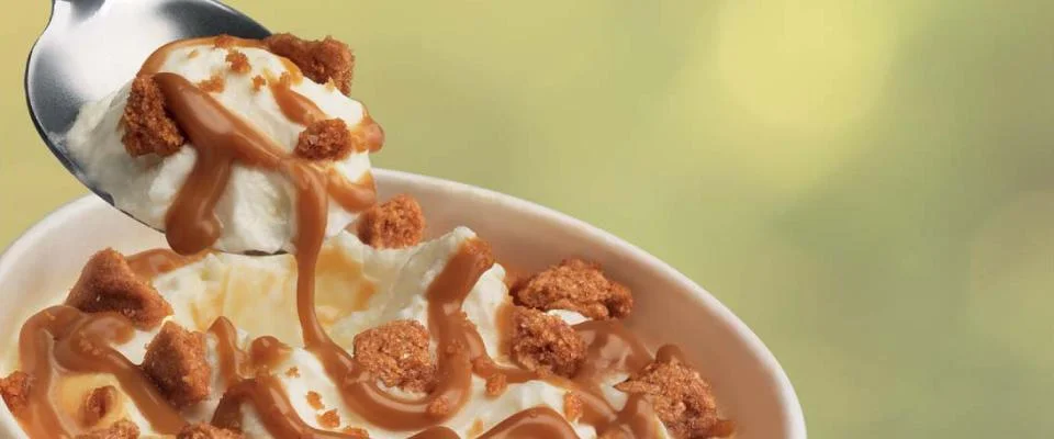 Cuchara probando el nuevo mcflurry dulce de leche