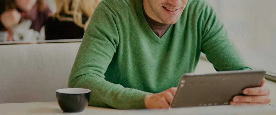 Foto chico en cafetería con tablet