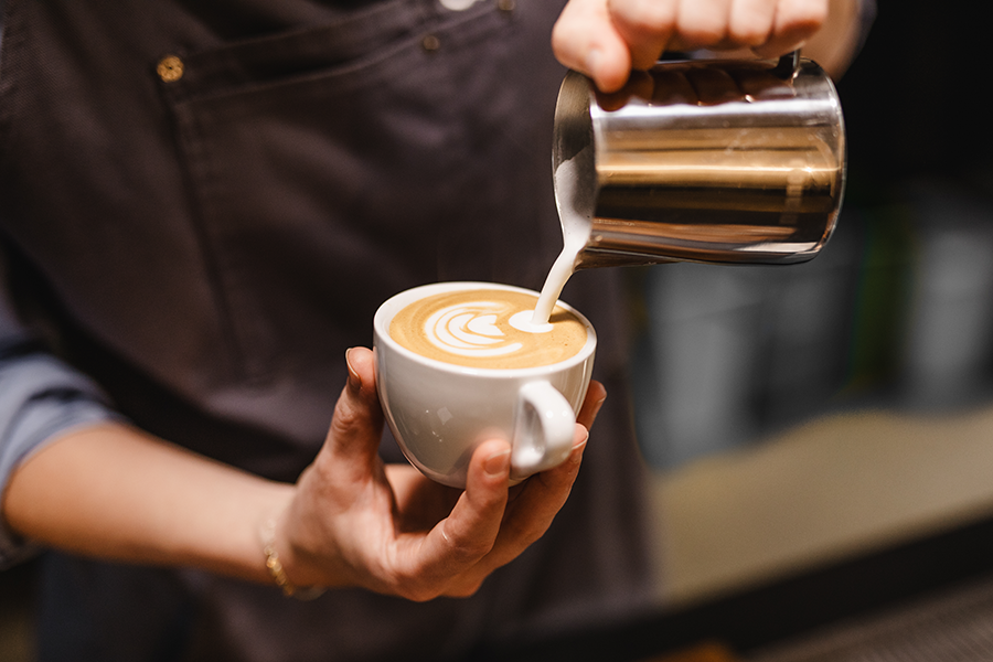 café latte art realizado por barista