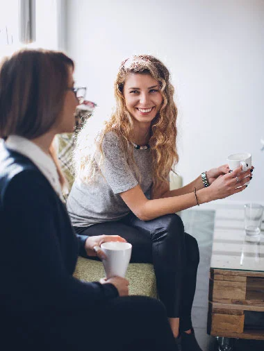 Tomar café en la oficina