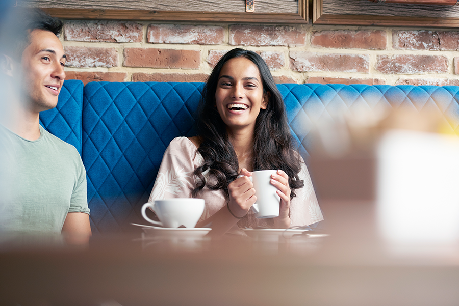 chica con taza de té
