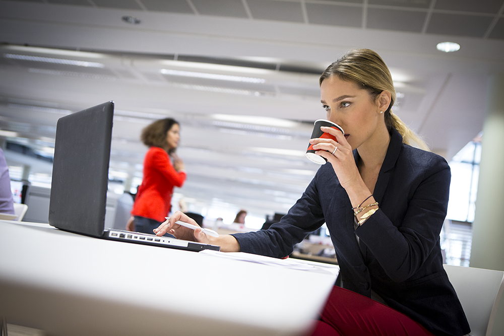 Mujer con café en oficina