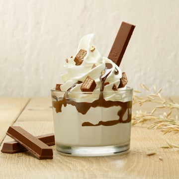 helado con con toppings de Kit Kat