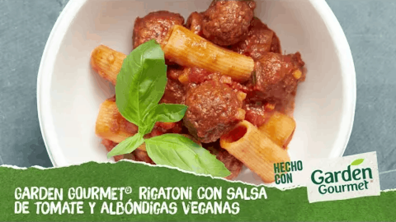 Rigatoni con salsa de tomate y albóndigas veganas