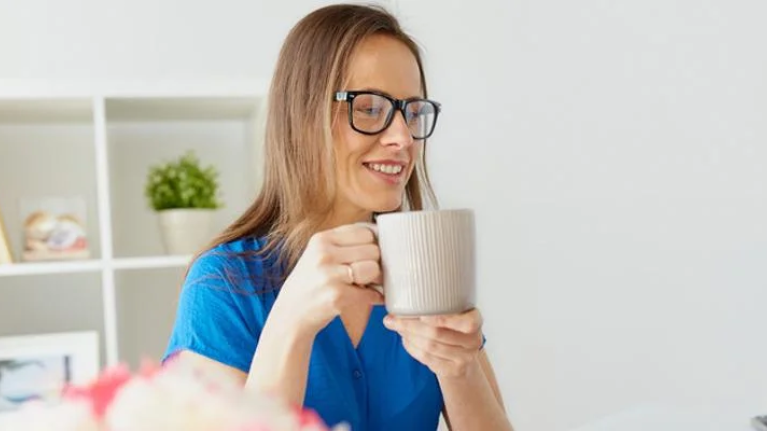 cafe para empresas chica tomando cafe cabecera