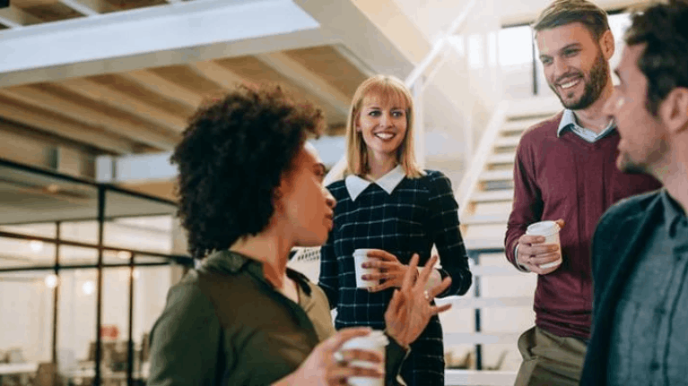 Compañeros de trabajo bebiendo café vending