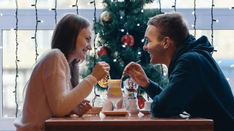 Cafetería con adornos navideños cabecera