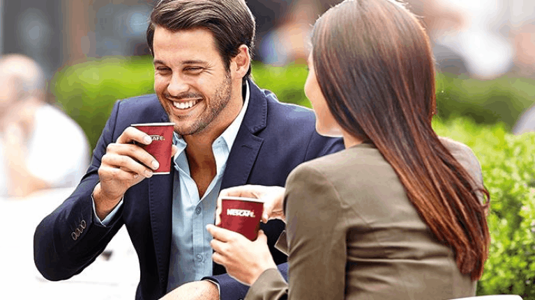 Pareja tomándose un café en una terraza