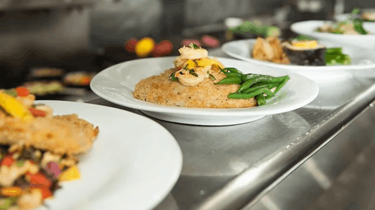 Foto preparación de platos en restaurante