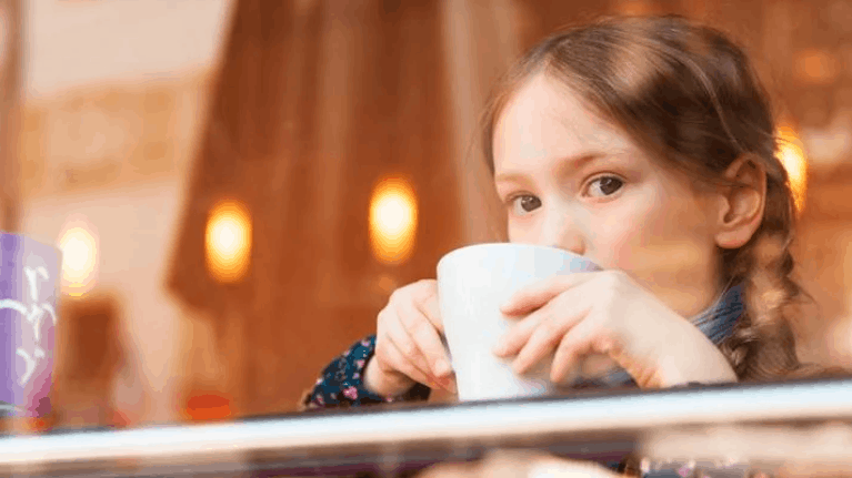 Niña tomando el desayuno