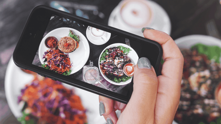 Foto de un plato en un restaurante para redes sociales - cabecera