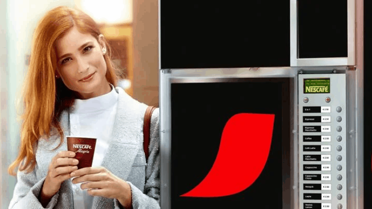 Chica con vaso de Nescafé Alegria cappuccino vainilla para Vending