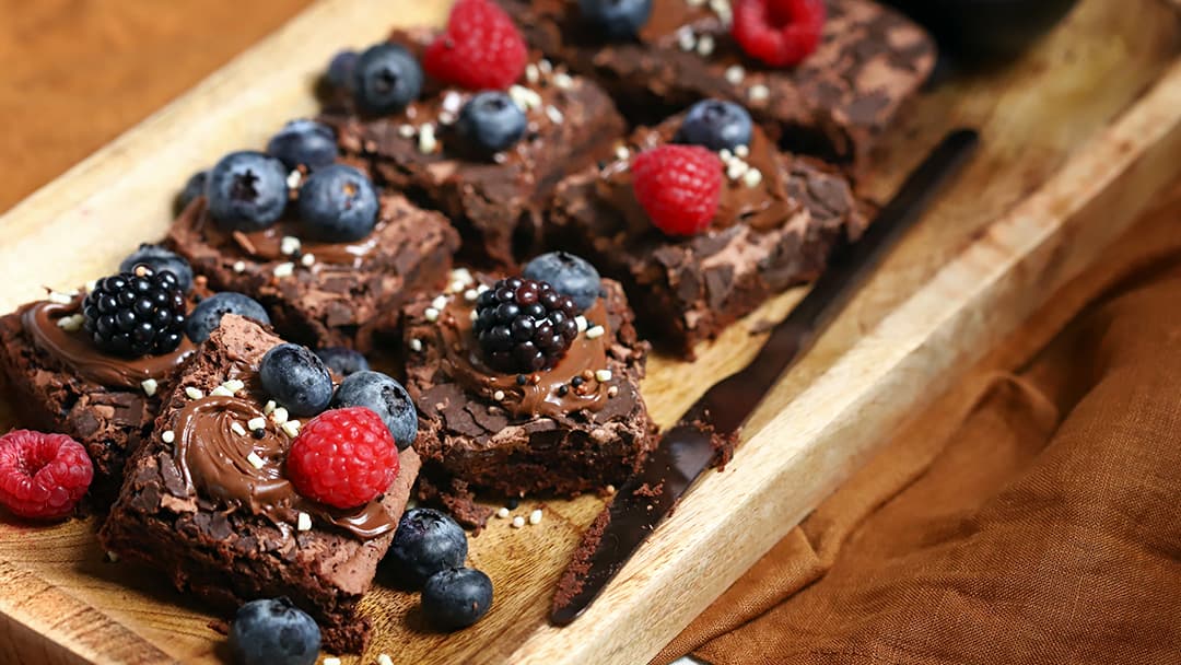 Postre de chocolate con frutos rojos