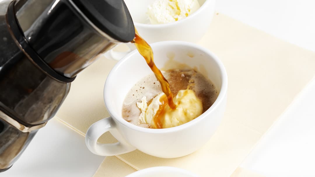Taza de café con helado de vainilla