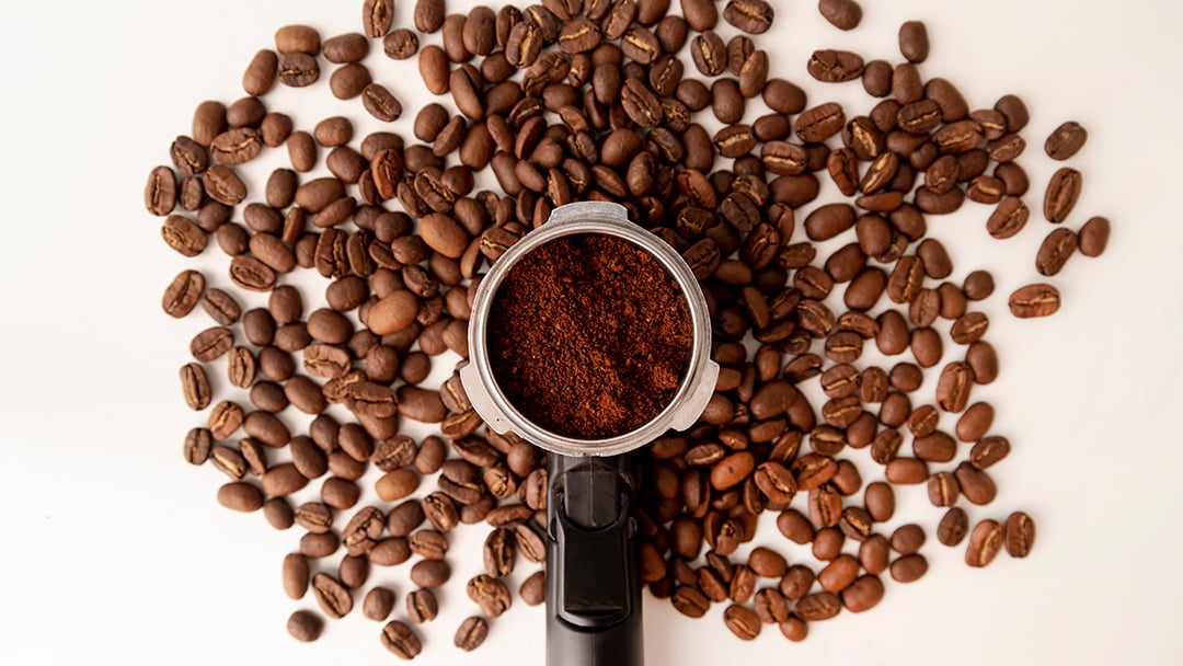 Portafiltro de cafetera con café molido en su interior