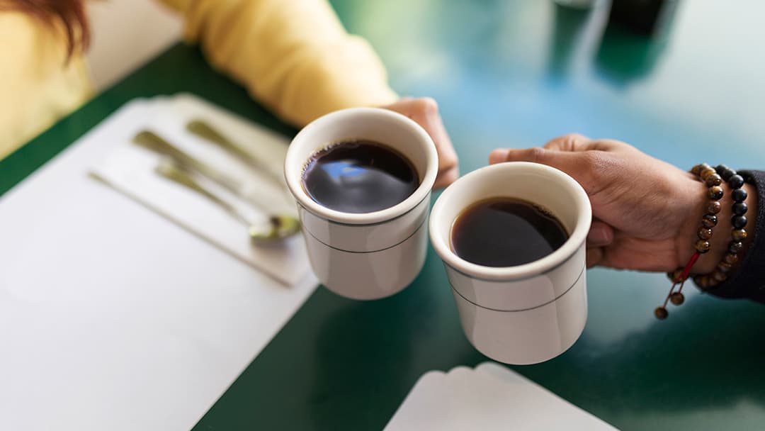 Dos personas tomando café en la oficina