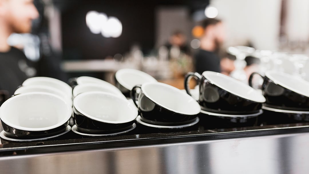 tazas de café sobre una vitrina