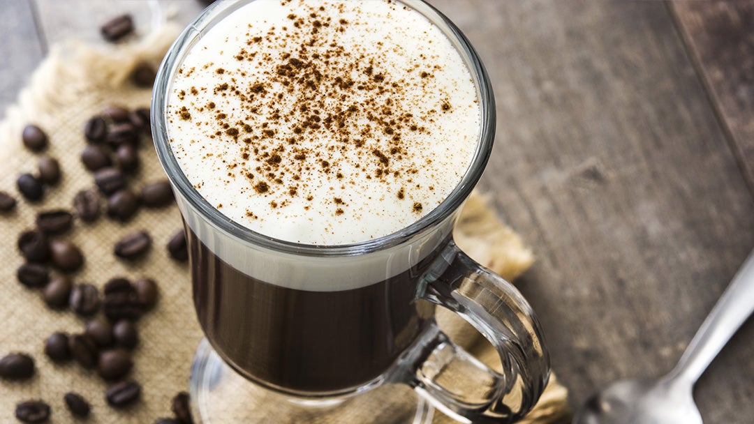 Taza de café irlandés sobre unos granos de café