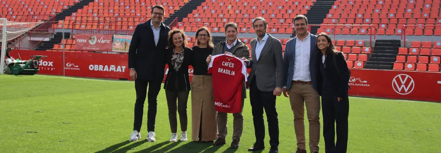 El presidente ejecutivo del Nàstic de Tarragona entrega una camiseta conmemorativa al responsable de Nestlé Professional