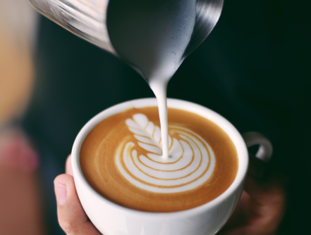 Taza de café adornado con latte art