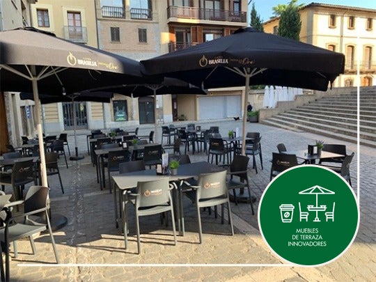 Terraza de un bar con sombrillas negras