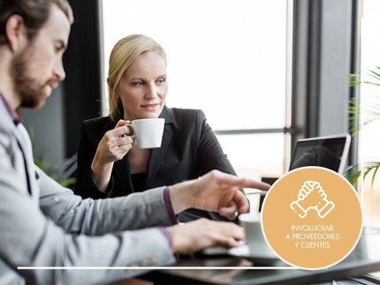 Mujer bebiendo café en la oficina
