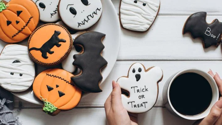 decoración halloween para bares con galletas y café cabecera