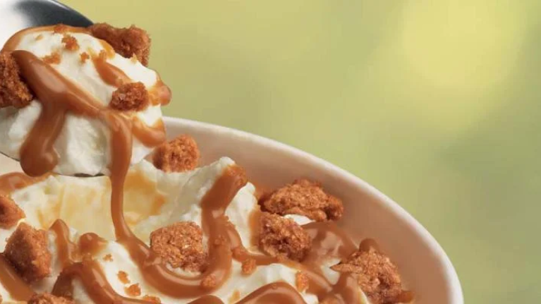Cuchara probando el nuevo mcflurry dulce de leche