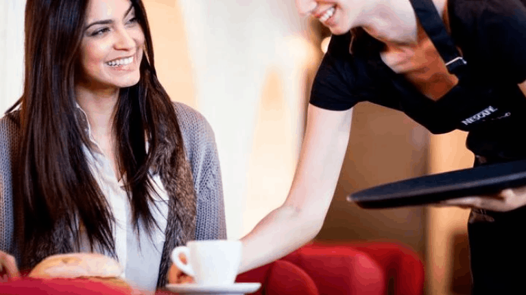 imagen de cabecera de una cafetería con una camarera sirviendo café nescafé 