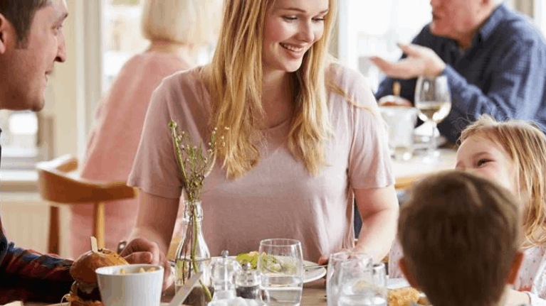 Familia en un restaurante de un hotel - imagen de cabecera