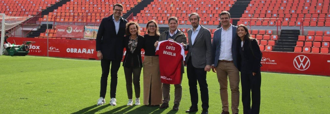 El presidente ejecutivo del Nàstic de Tarragona entrega una camiseta conmemorativa al responsable de Nestlé Professional