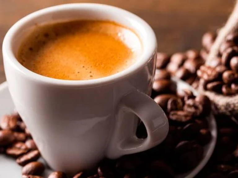 imagen para cabecera de una taza de café realizada por un barista