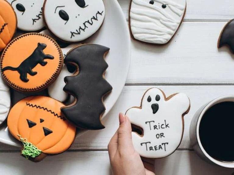 decoración halloween para bares con galletas y café cabecera