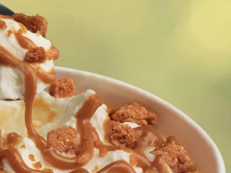 Cuchara probando el nuevo mcflurry dulce de leche