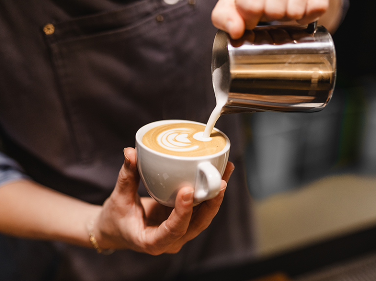 café latte art realizado por barista
