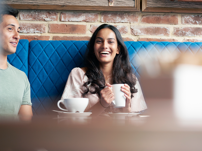 chica con taza de té