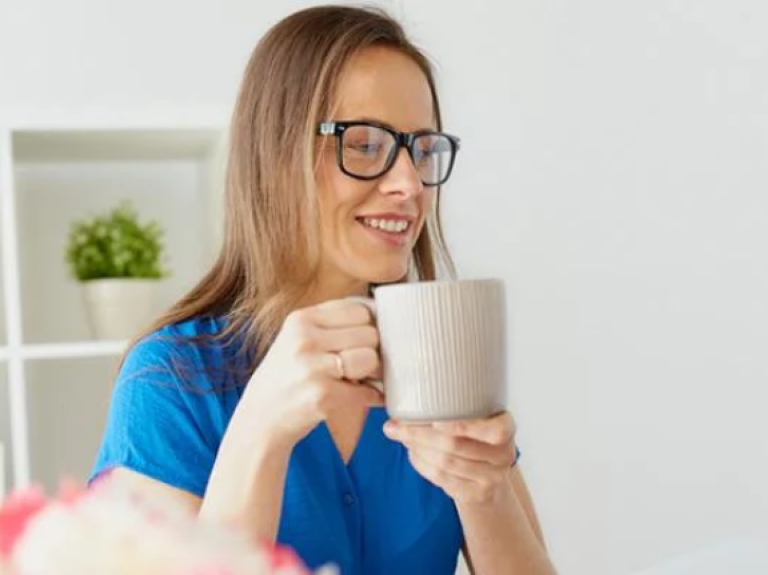 cafe para empresas chica tomando cafe cabecera