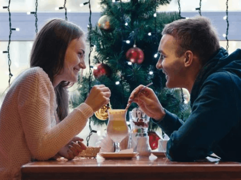Cafetería con adornos navideños cabecera