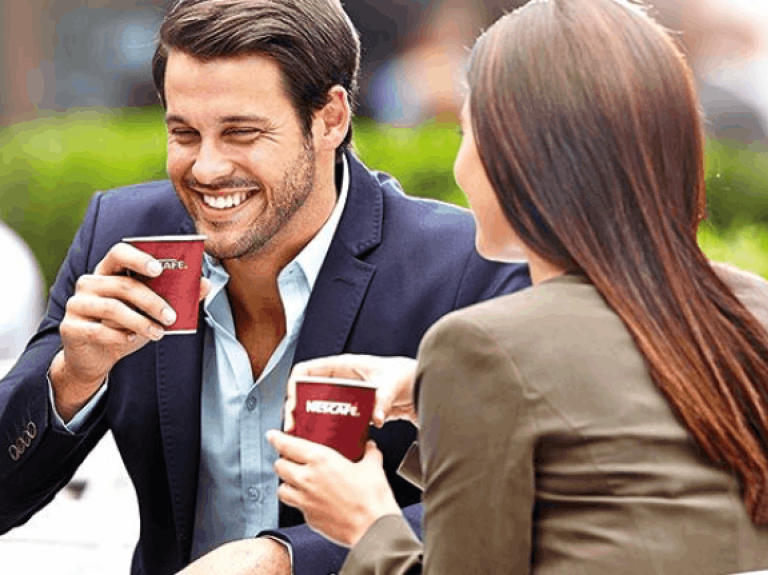 Pareja tomándose un café en una terraza