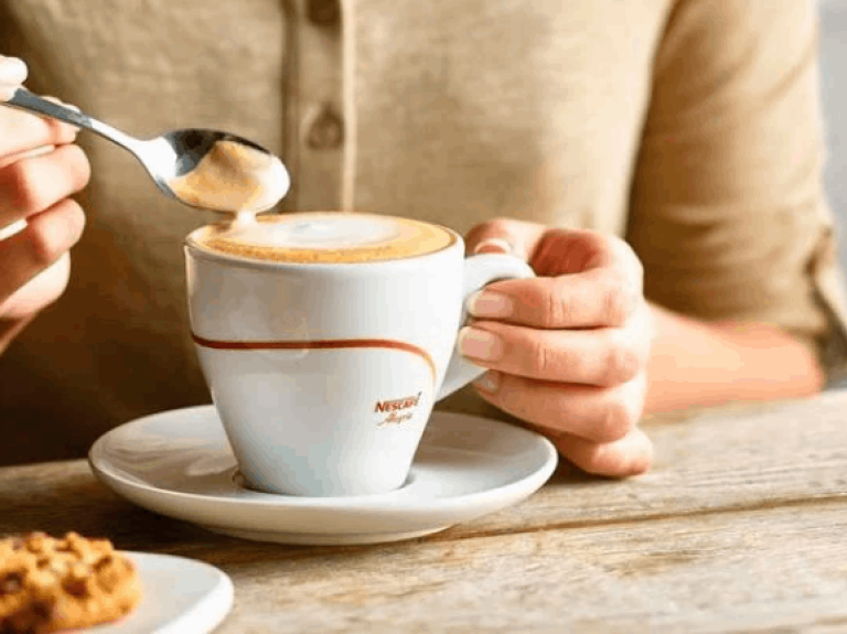 cliente bebiendo un café de maquinas de café nescafé alegria
