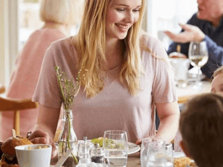 Familia en un restaurante de un hotel - imagen de cabecera