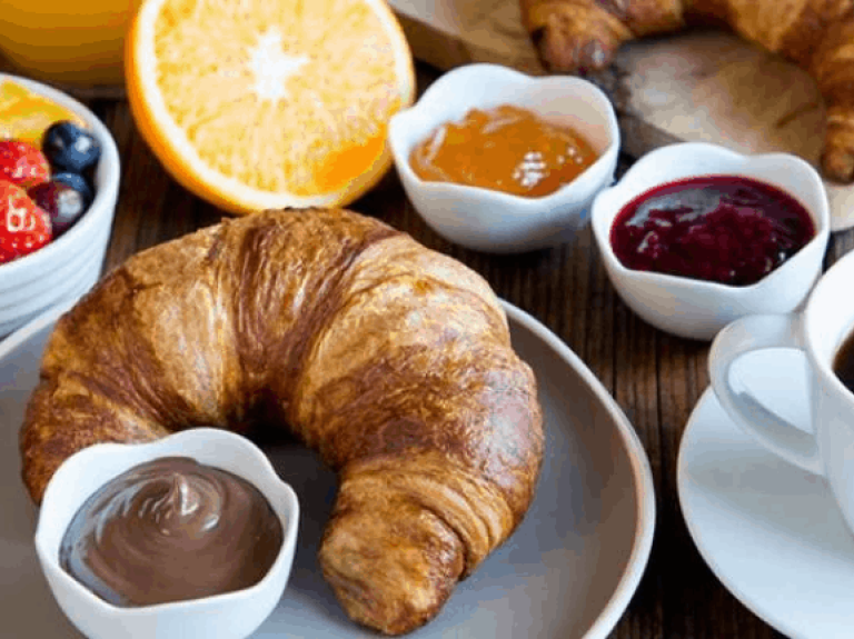 Potenciar servicio desayuno en bares cafeterías y hoteles