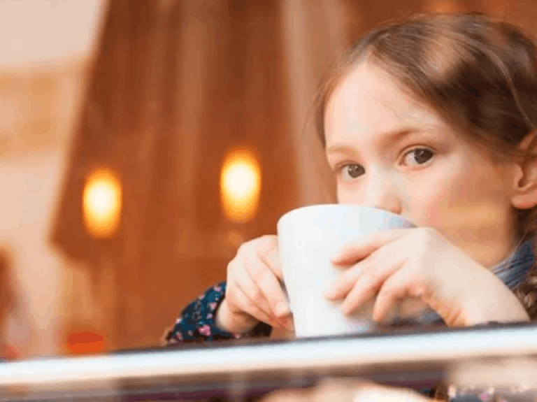 Niña tomando el desayuno