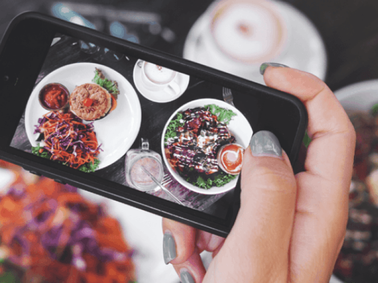 Foto de un plato en un restaurante para redes sociales - cabecera