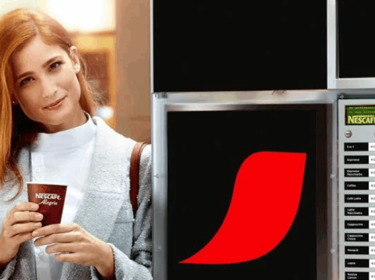 Chica con vaso de Nescafé Alegria cappuccino vainilla para Vending