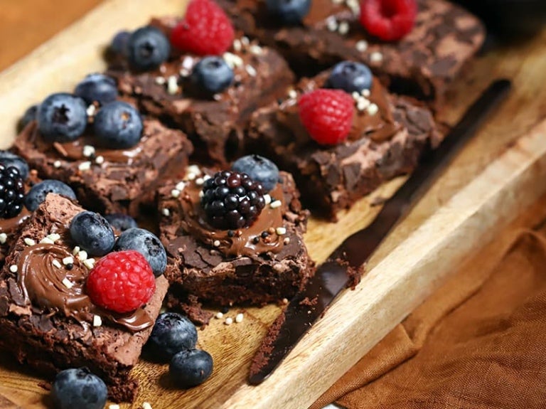 Postre de chocolate con frutos rojos